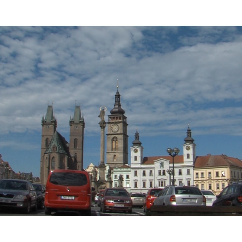  ČR - města - Hradec Králové - náměstí - historické - radnice - zvon - kašna - časosběr