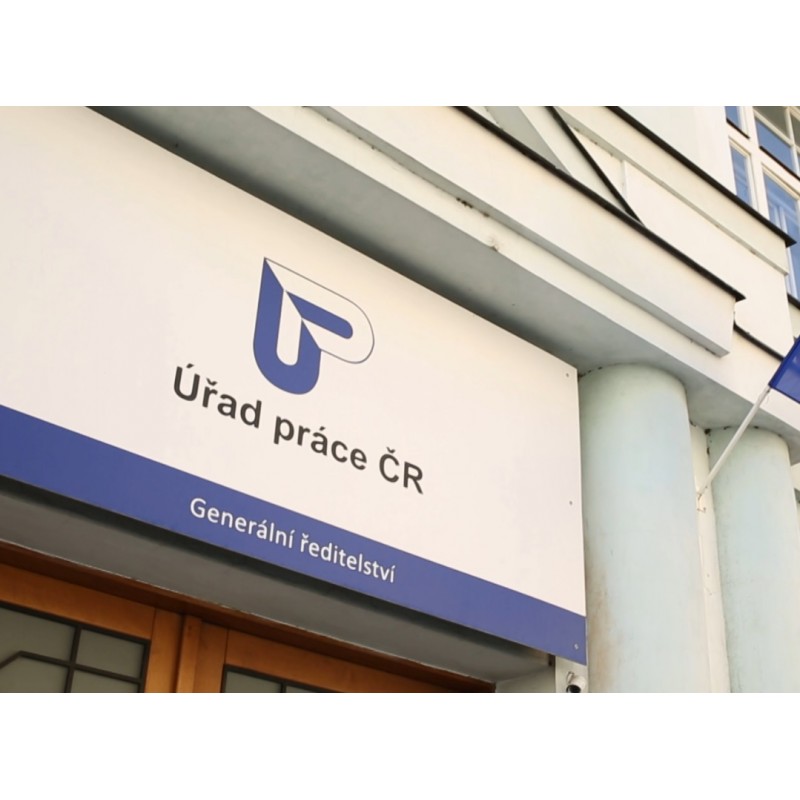  ČR - budovy - Úřad práce - kancelář - úřednice - uchazeč - konzultace - registrace