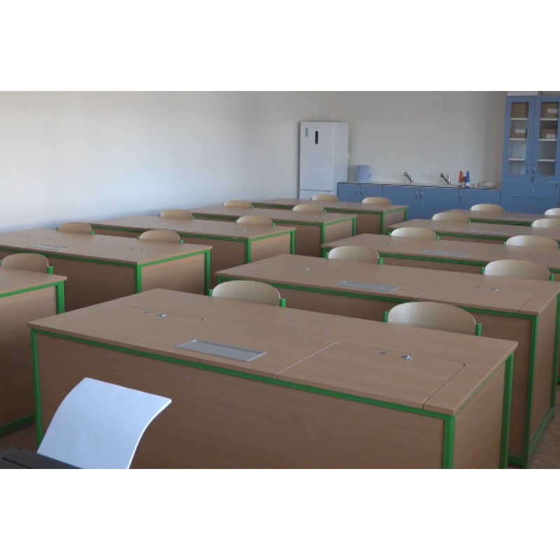 ČR - vzdělávání - škola - třída - lavice - laboratoře - prázdniny - léto - prázdno
