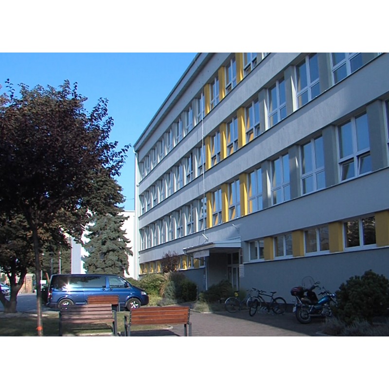 ČR - České Budějovice - budovy - panelák - dům - sídliště - zvonek - střecha - balkon