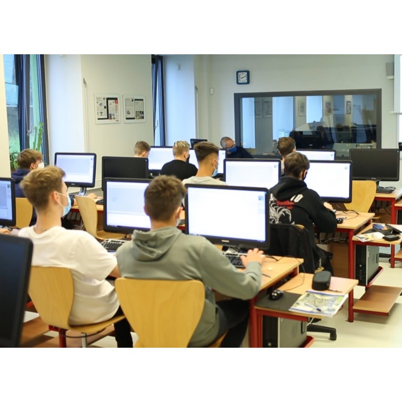 ČR - vzdělávání - SPŠ Ostrov - elektrotechnika - student - učeň - technik - knihovna - no face