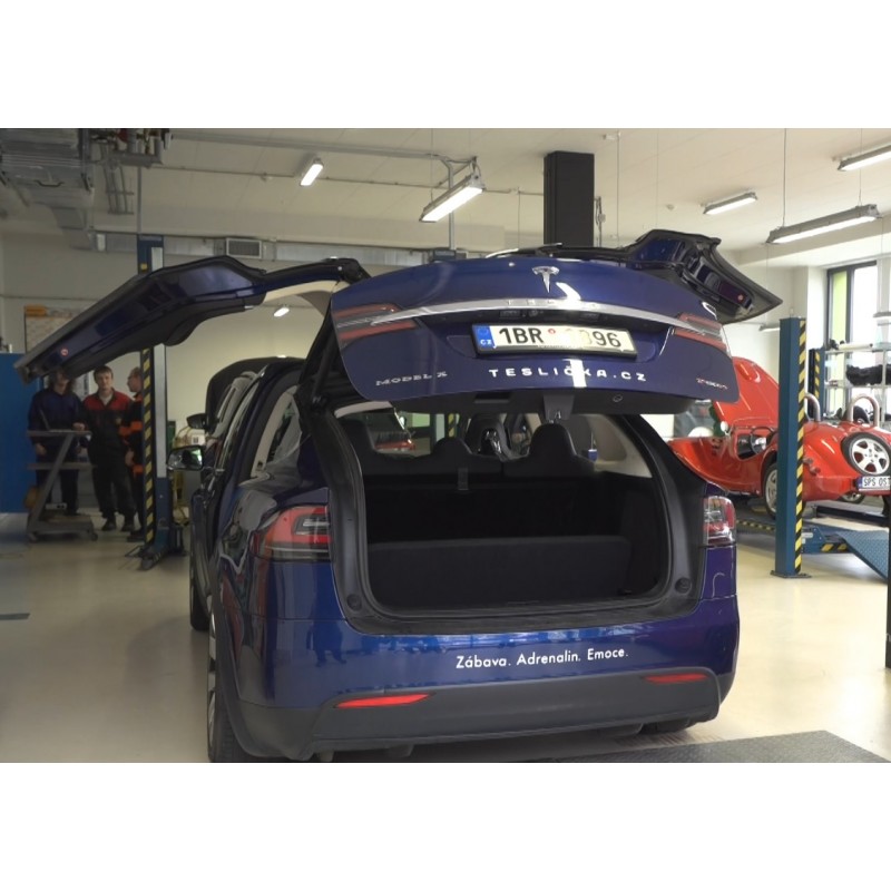 ČR - vzdělávání - SPŠ Ostrov - technik - student - automechanik - robot - elektromobil - Tesla