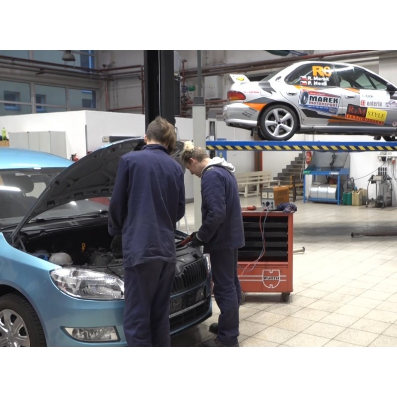 ČR - vzdělávání - SOS a SOU Kladno - automechanik - elektrikář - dílna - robot