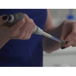 ČR - technologie - laboratoř - mikroskop - vzorky - chemikálie - laborantka - odpadni vody - výzkum
