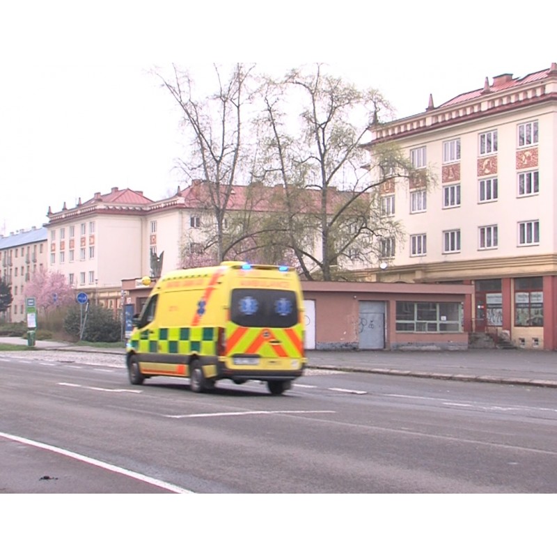  ČR - budovy - Ostrava - Úřad práce - exteriéry - sanitka