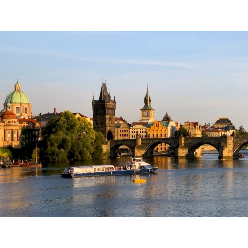 ČR - Praha - města - Karlův most - Vltava - Staroměstská radnice - loď - dron - letiště