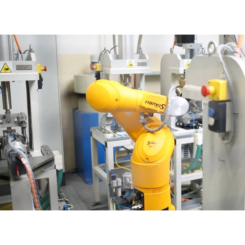 ČR - průmysl - BRISK - svíčky - robot - zapalovací snímače - elektrody - sonda - elektrokeramika