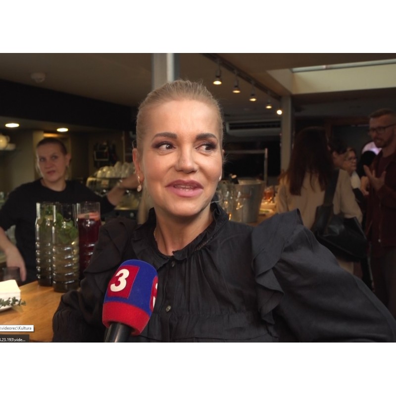 ČR - kultura - AVON - Dara Rolins - Adela Banášová - kosmetika - parfém - loď - Vltava