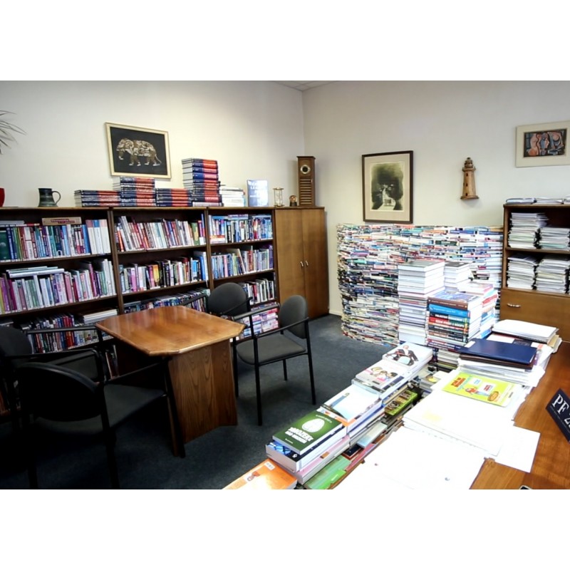 ČR - vzdělávání - knihkupectví - knihovna - sklad - čtenář - kniha - regál - literatura - balení