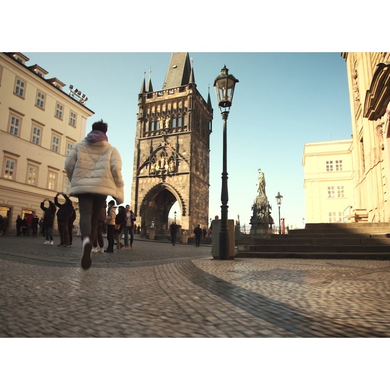 ČR - Praha - lidé - Karlův most - Čertovka - slečna - mladík - zamilovaní - pár - milenci - turisté 1