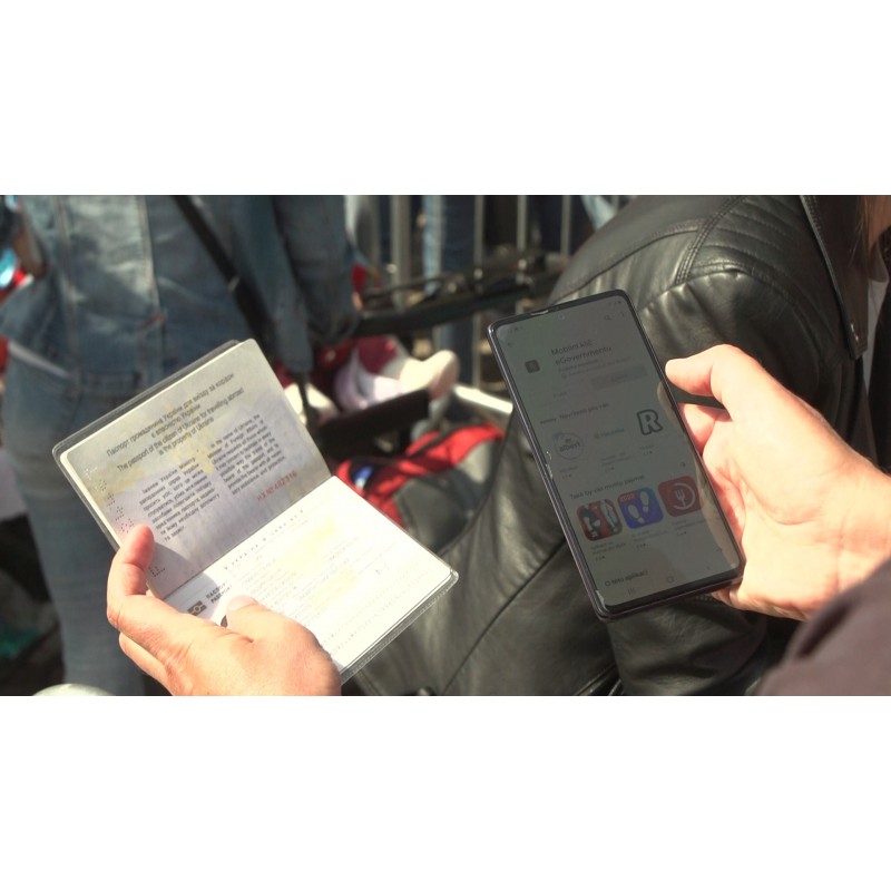 ČR - lidé - Praha - Ukrajina - UP - humanitarni pomoc - formulář - vízum - pas - migrant - uprchlik