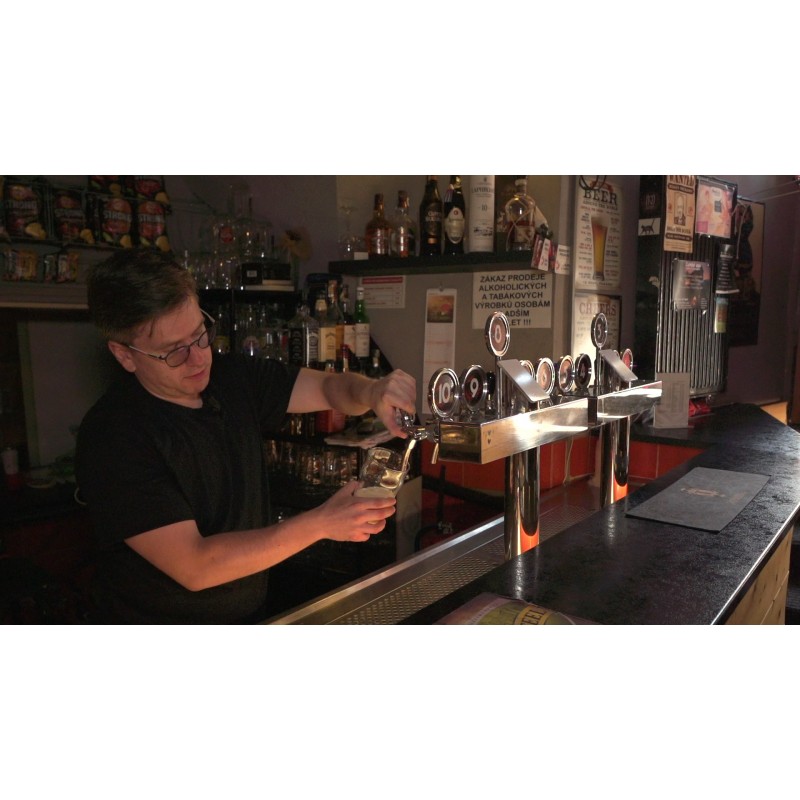 CZ - business - pub - beer - tap - barrel - waiter - tapping - keg