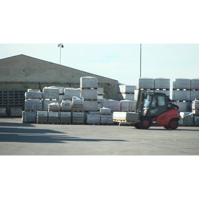 ČR - Otnice - DITON BETON - průmysl - výrobní hala - sklad - dlažba - vozík - nákladní auto - paleta