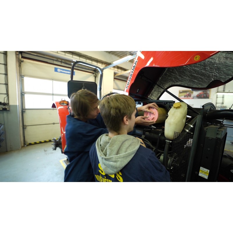 ČR - doprava - Nové Město na Moravě - SOŠ - servis - traktor - oprava - autodílna - pneu - autoškola