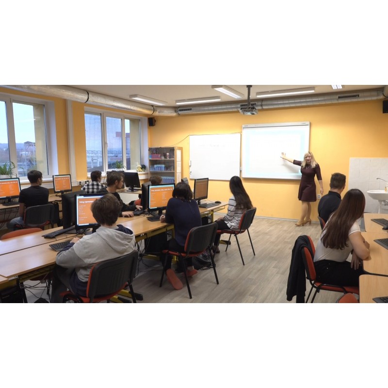 ČR - vzdělávání - Kladno - učeň - student - CNC - pájení - svařování - robot - instalatér