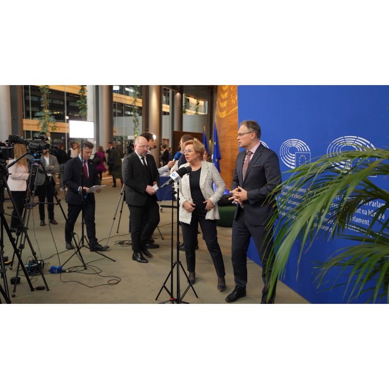 Francie - Štrasburk - Evropský parlament - Polsko - tisková konference - prostřihy - novináři - media