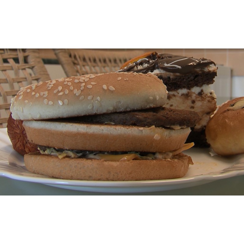 ČR - stravování - hamburger - klobása - zákusky