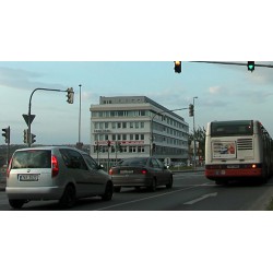 ČR - Praha - automobily - semafory - křižovatka - originální délka