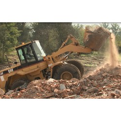 ČR - demolice - bagr - Caterpillar - sutiny
