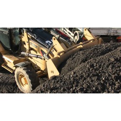 ČR - bagr - Caterpillar - silniční práce - nakládání štěrku