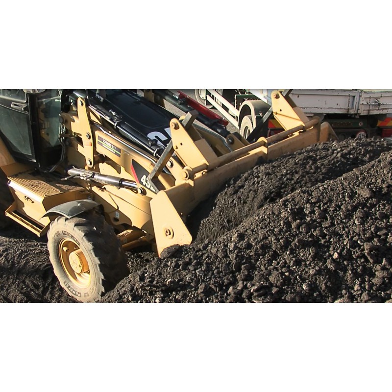 ČR - bagr - Caterpillar - silniční práce - nakládání štěrku