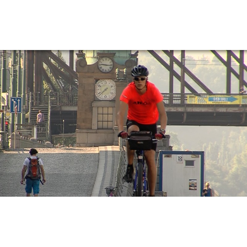 ČR - Praha - cyklisté - nábřeží - Vltava