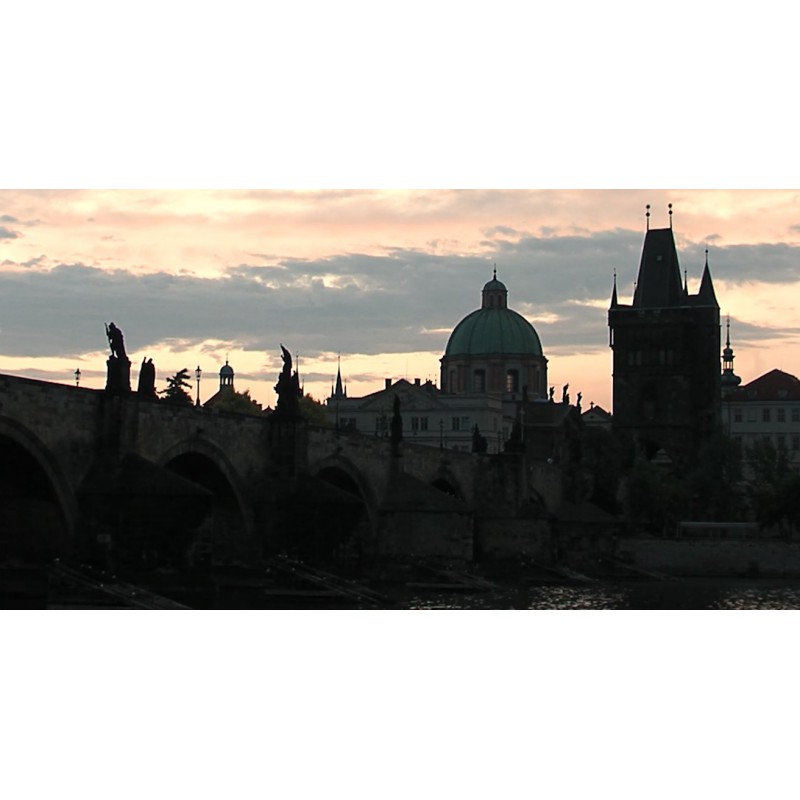 ČR - Praha - Vltava - Karlův most - svítání - časosběr - 7000x zrychleno